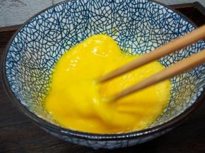 用筷子顺时针搅打