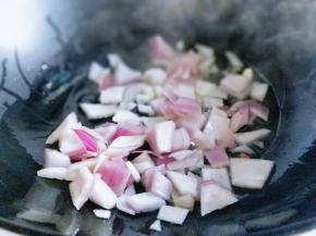 热锅加入食用油，下洋葱炒出香味。