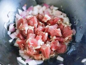 下腌制好的牛肉粒。