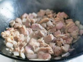 炒至变色，小火焖炖15分钟。