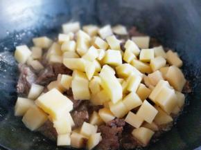 加入土豆，炖5分钟。