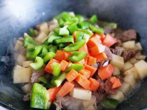 再下青椒胡萝卜炒软。