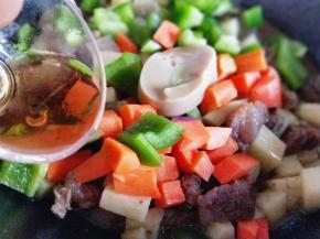 加入红酒和浓汤宝。