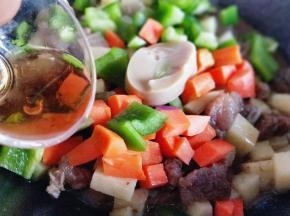 加入红酒和浓汤宝。
