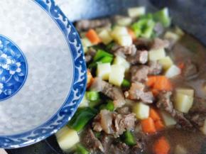 加入清水，加盖小火煮软，小火炖15分钟。