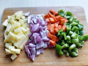 土豆，洋葱，切小粒。青椒，胡萝卜切菱形块，备用。