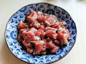 用手抓拌均匀，腌制半小时。