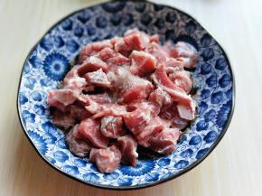 牛肉切小块，用料酒，盐。