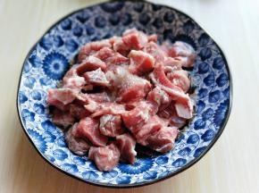 牛肉切小块，用料酒，盐。