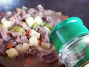 加入胡椒粉，糖调味。