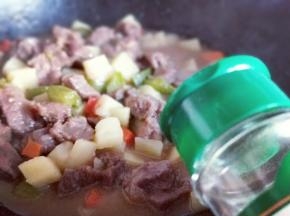 加入胡椒粉，糖调味。