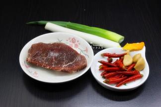 准备食材：牛肉、泡椒、大葱、洋葱、蒜、生姜等食材；