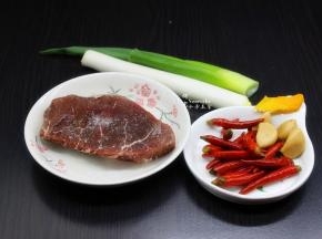 准备食材：牛肉、泡椒、大葱、洋葱、蒜、生姜等食材；