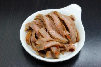 清水煮沸(水中放料酒、陈皮)，放入牛肉汆烫，起锅切片；
