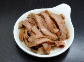 清水煮沸(水中放料酒、陈皮)，放入牛肉汆烫，起锅切片；