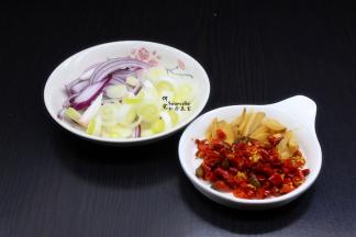 泡椒、大葱、洋葱等食材都准备好；