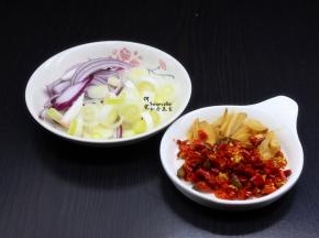 泡椒、大葱、洋葱等食材都准备好；