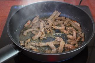 热锅，倒油，放胡椒粉、生姜、把牛肉爆炒熟，起锅；