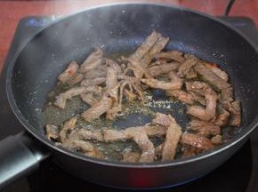 热锅，倒油，放胡椒粉、生姜、把牛肉爆炒熟，起锅；