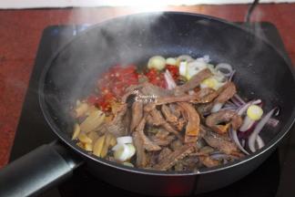 把牛肉、鸡粉加入，翻炒；