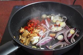 把泡椒、洋葱、大葱、蒜，放入锅中煸炒香；