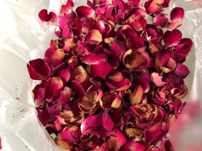 金边玫瑰花去除花蕊留下花瓣
全部准备工作做完，开始熬胶