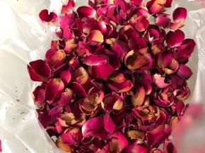 金边玫瑰花去除花蕊留下花瓣
全部准备工作做完，开始熬胶