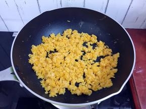 转中小火炒至米饭散开