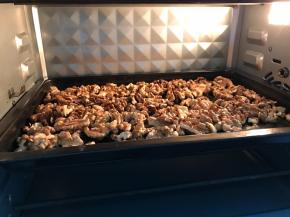 核桃仁用烤箱150度烤香，去除掉部分脱落的表皮