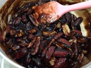 倒入红枣搅拌均匀