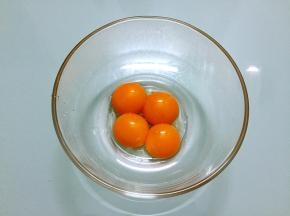 蛋黄打入碗中