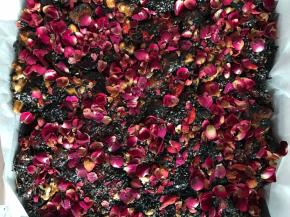 趁热撒上玫瑰花瓣（一定要趁热哦，不然粘不上花瓣了）