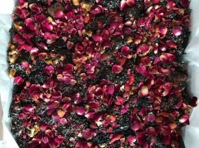 趁热撒上玫瑰花瓣（一定要趁热哦，不然粘不上花瓣了）