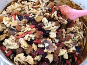 加入核桃仁，桂圆干，蔓越莓干，枸杞搅拌均匀