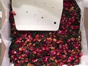 用刮板大力的压平整
放入冰箱冷藏两个小时定型