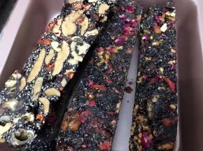 取出用干净锋利的刀切块