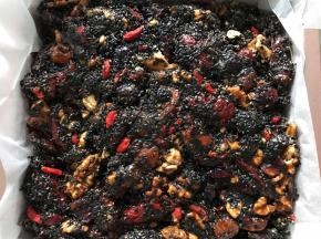 倒入铺上油纸的烤盘里稍微压平整