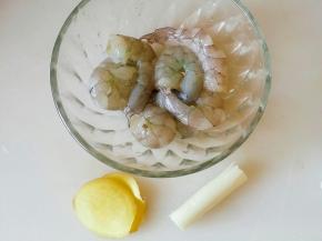 将虾子去头去皮，准备葱姜