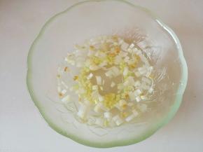 葱姜切碎，倒入温水浸泡，做成葱姜水