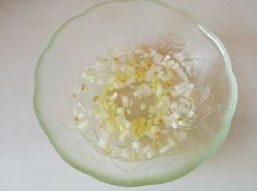葱姜切碎，倒入温水浸泡，做成葱姜水