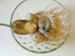 沥干虾仁水分，放入盐，抓匀