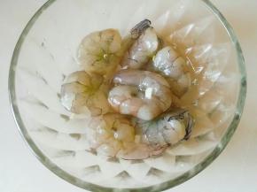 添入适量葱姜水腌制10分钟