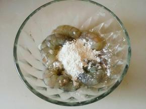 加入一勺淀粉，搅拌均匀