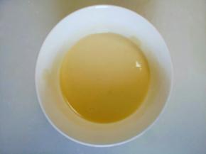 适量面粉加入两勺淀粉、一勺吉士粉及适量水搅拌成糊状备用