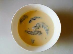 将虾仁放入面糊中，均匀的包裹上面糊