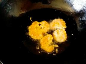 油锅坐油，5成热，入虾仁