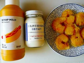 准备沙拉酱和黄芥末酱