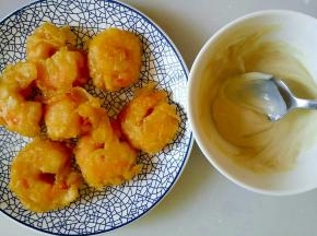 依据个人口味将沙拉酱和芥末酱配比后，搅拌均匀，将虾仁放入混合酱中蘸酱包裹
