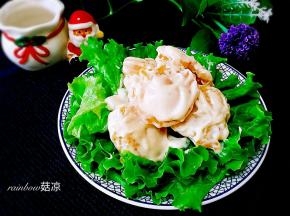 盘中铺好生菜，放入虾仁即可。