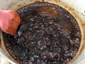 火上坐锅中火滚开后，转小火慢慢熬（全程一定要不停的搅拌以免糊底）